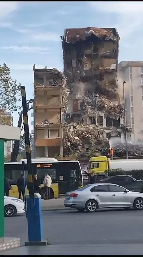Beşiktaş'ta 11 katlı bina yıkım esnasında çöktü, görevli son anda kurtuldu