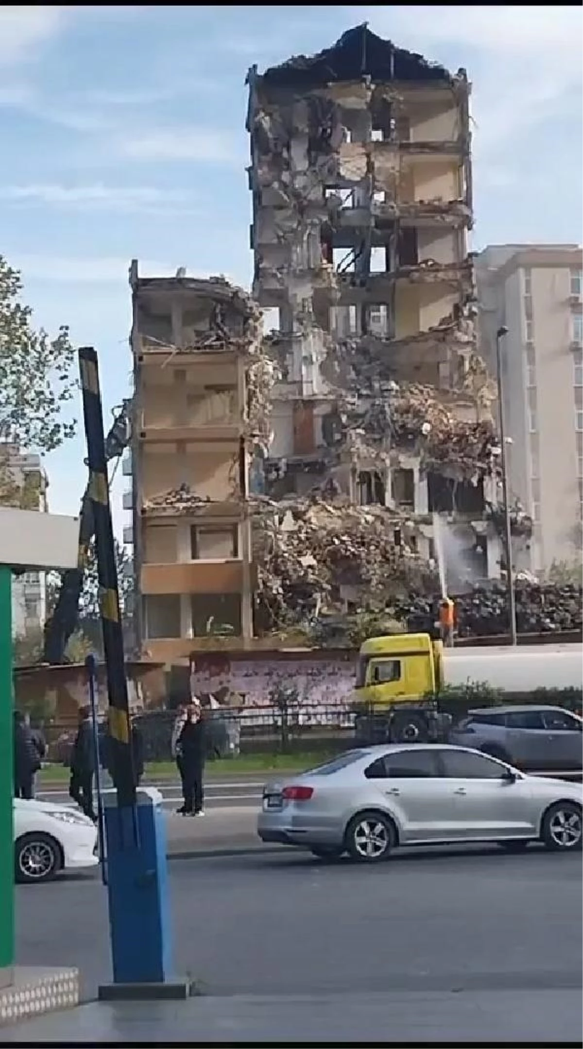 11 katlı bina yıkım sırasında çöktü, görevli kıl payı kurtuldu