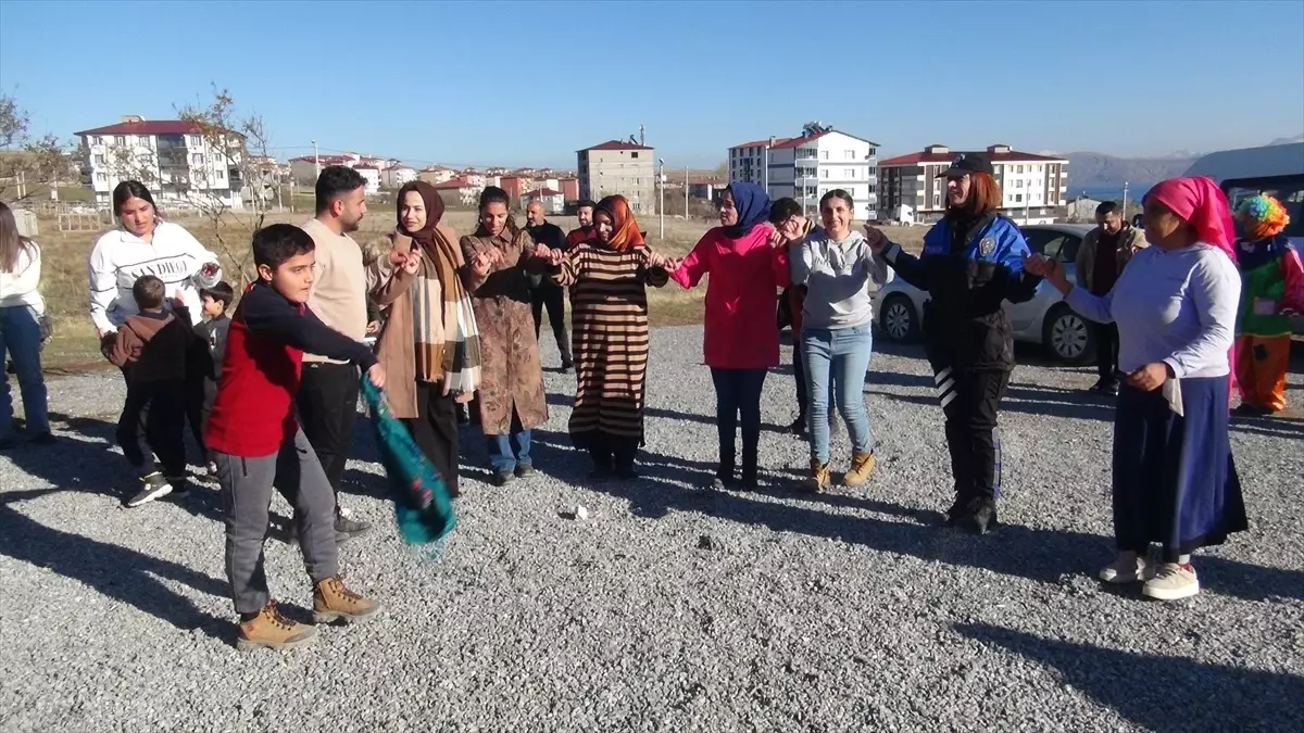 Bitlis\'te Polisler Engelli Çocuklarla Buluştu