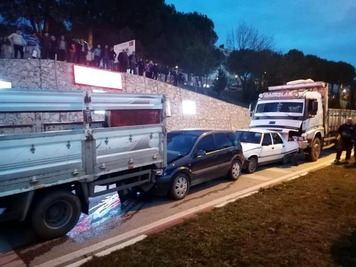 Çanakkale\'de zincirleme trafik kazası: 1 yaralı