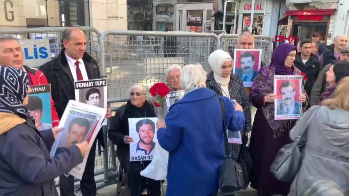 Cumartesi Anneleri\'nin Galatasaray Meydanı\'ndaki Eylemine AP Türkiye Raportörü Nacho Sanchez Amor da Gözlemci Olarak Katıldı