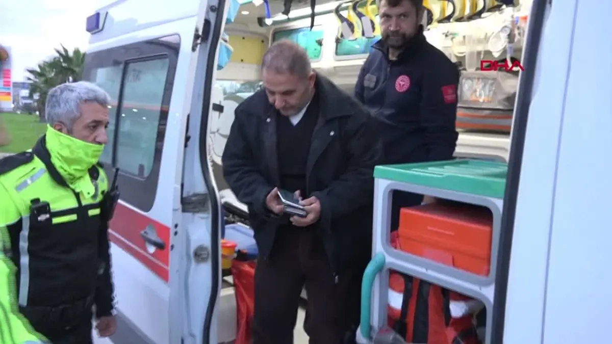 Antalya\'da minibüs kaza yaptı, sürücü burnu bile kanamadan kurtuldu