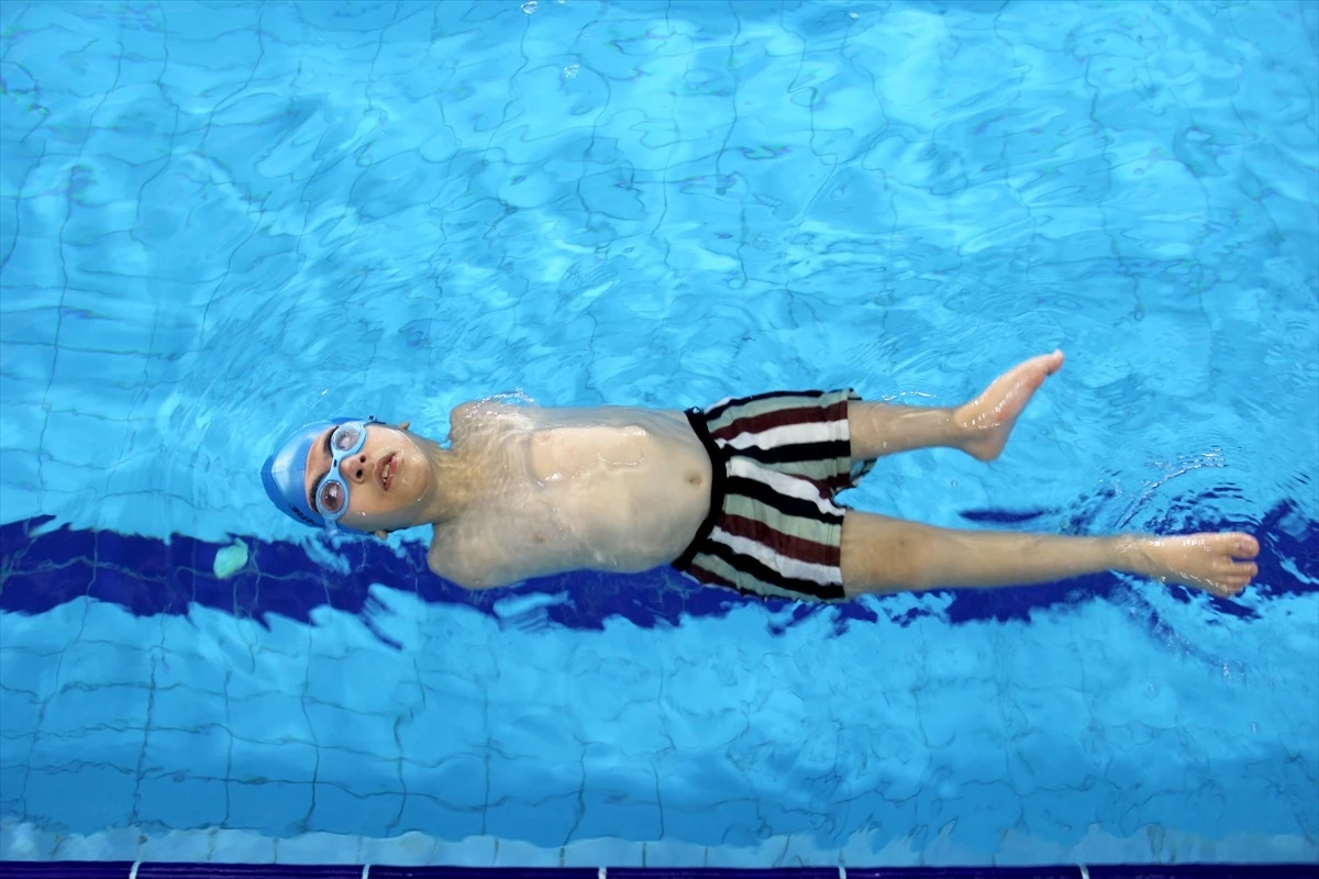 Doğuştan kolları olmayan İbrahim Akbulut, Paralimpik Yüzme Bölge Şampiyonası\'nda 4 altın, 4 gümüş madalya kazandı