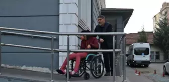 Engelli çocuğunu sosyalleştirmek için çalıştığı kuruma getiriyor