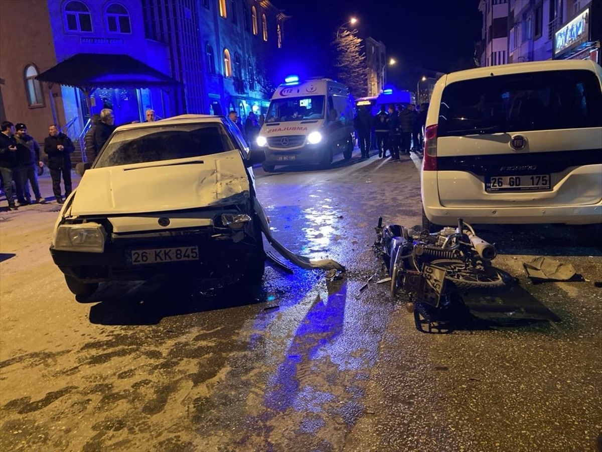 Eskişehir\'de motosikletle otomobil çarpışması: 2 yaralı