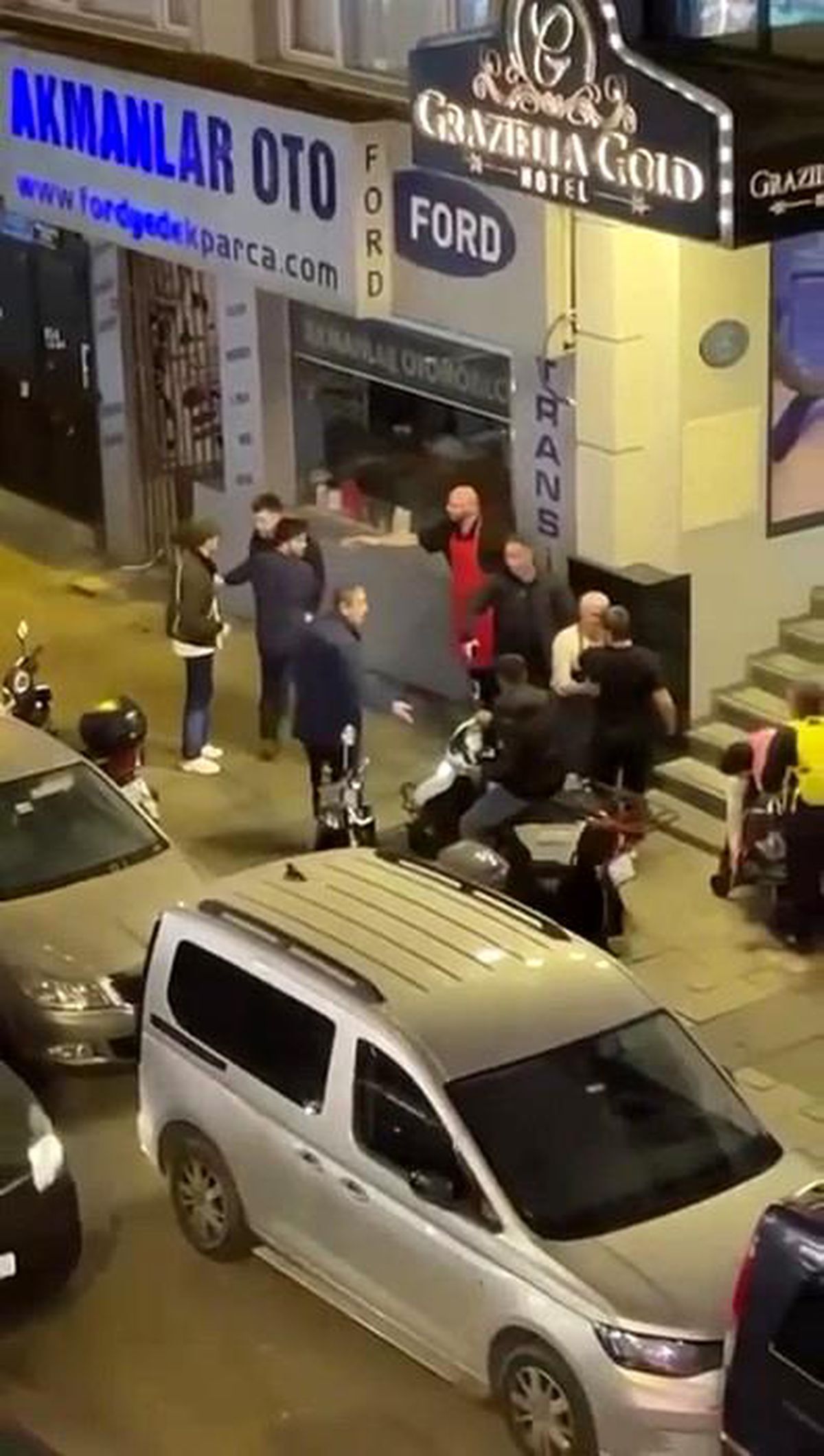 Fatih Aksaray\'da Sokak Ortasında Kavga
