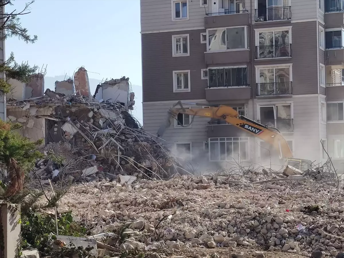 Antakya\'da deprem hasarlı 4 bina kontrollü yıkıldı