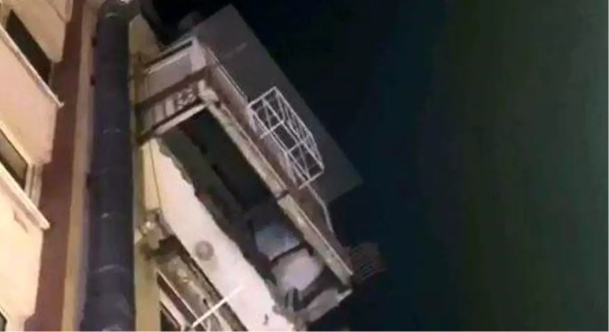 Bursa\'da 7 katlı binanın balkonu çöktü