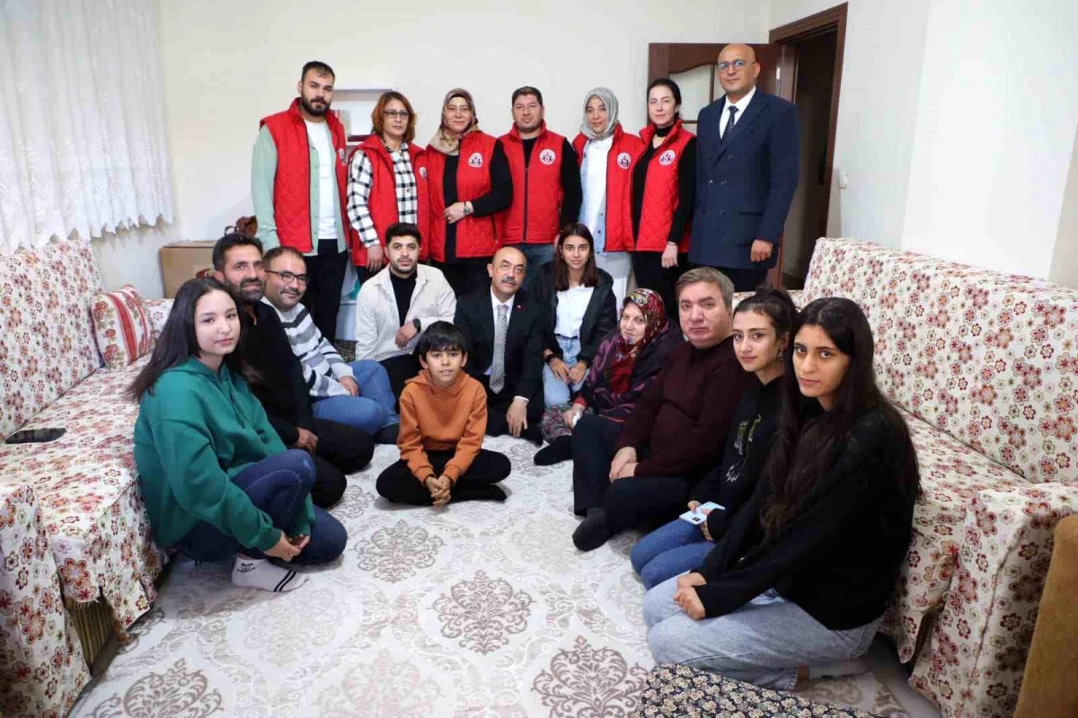 Erzincan Valisi Hamza Aydoğdu, 80 yaşındaki Menşure Cankurt\'u ziyaret etti