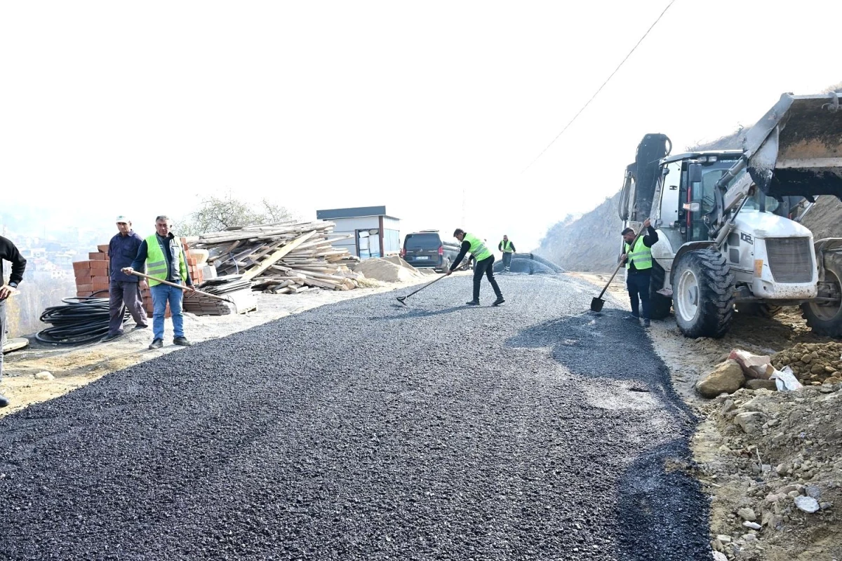 Yeşilyurt Belediyesi Mollakasım Mahallesinin Yollarını Yeniliyor