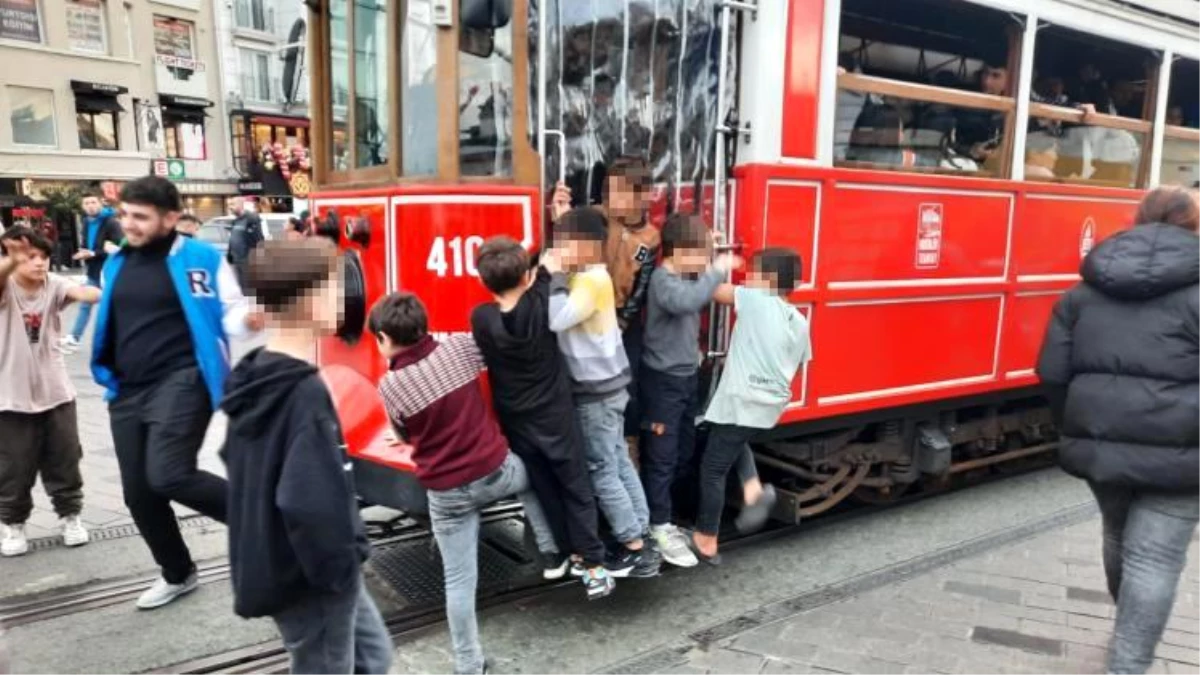 İstiklal Caddesi\'nde Çocukların Tehlikeli Nostaljik Tramvay Yolculuğu
