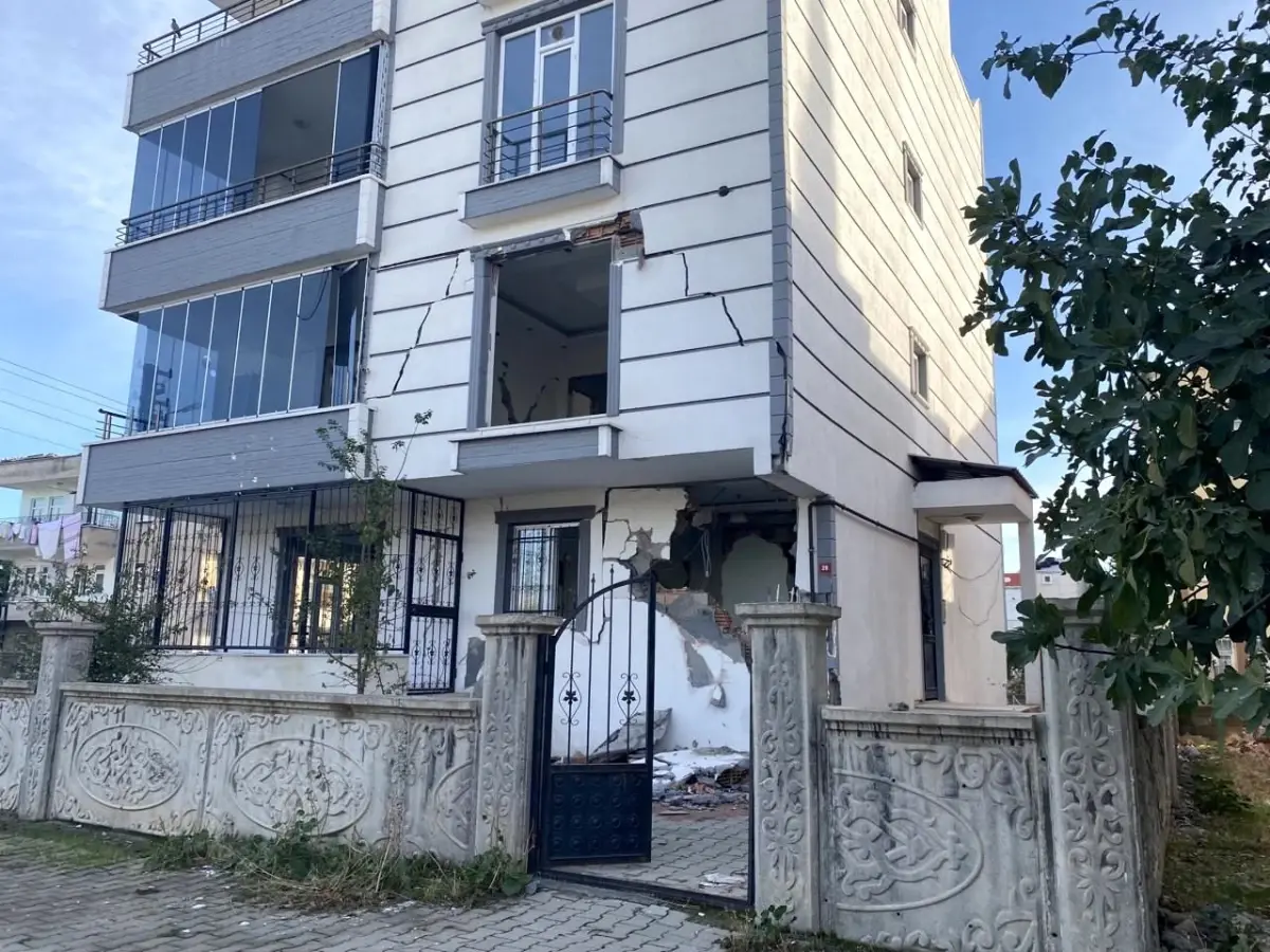 Adıyaman\'da orta hasarlı bir binanın bahçe kapısı çalındı