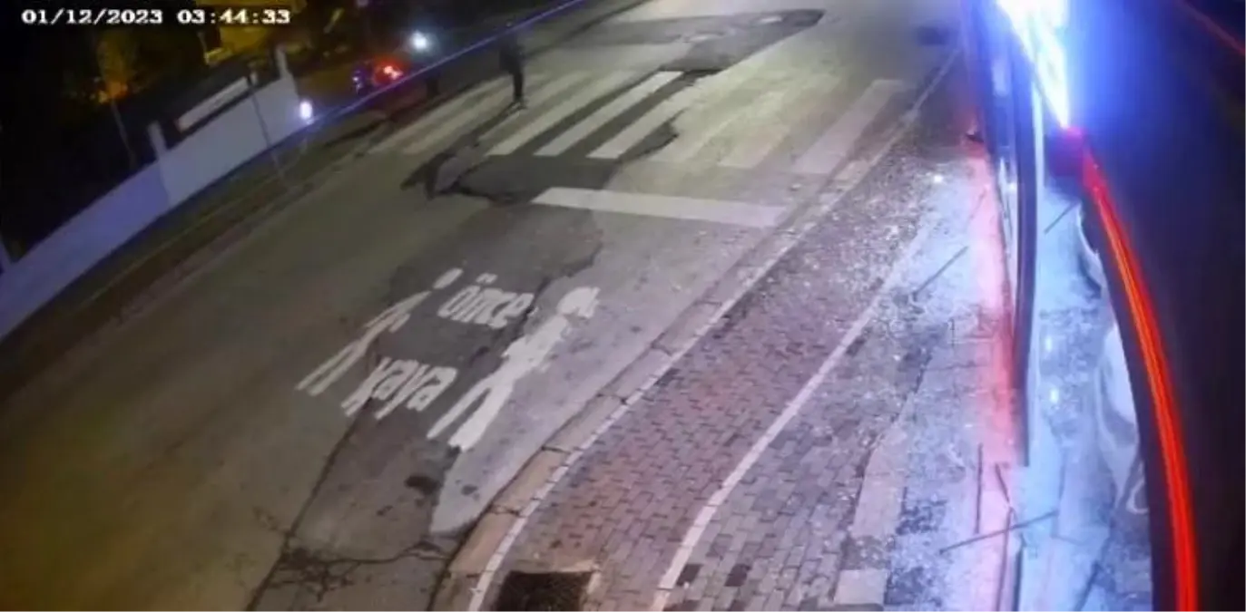 Oto galeriye kurşun yağdırdılar : O anları videoya çekip sosyal medyada paylaştılar