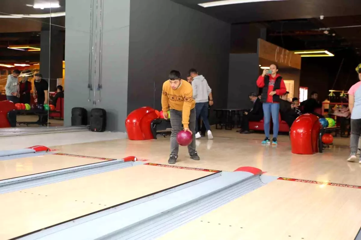 Adıyaman\'da Özel Sporcular Bowling Turnuvasında Eğlendi