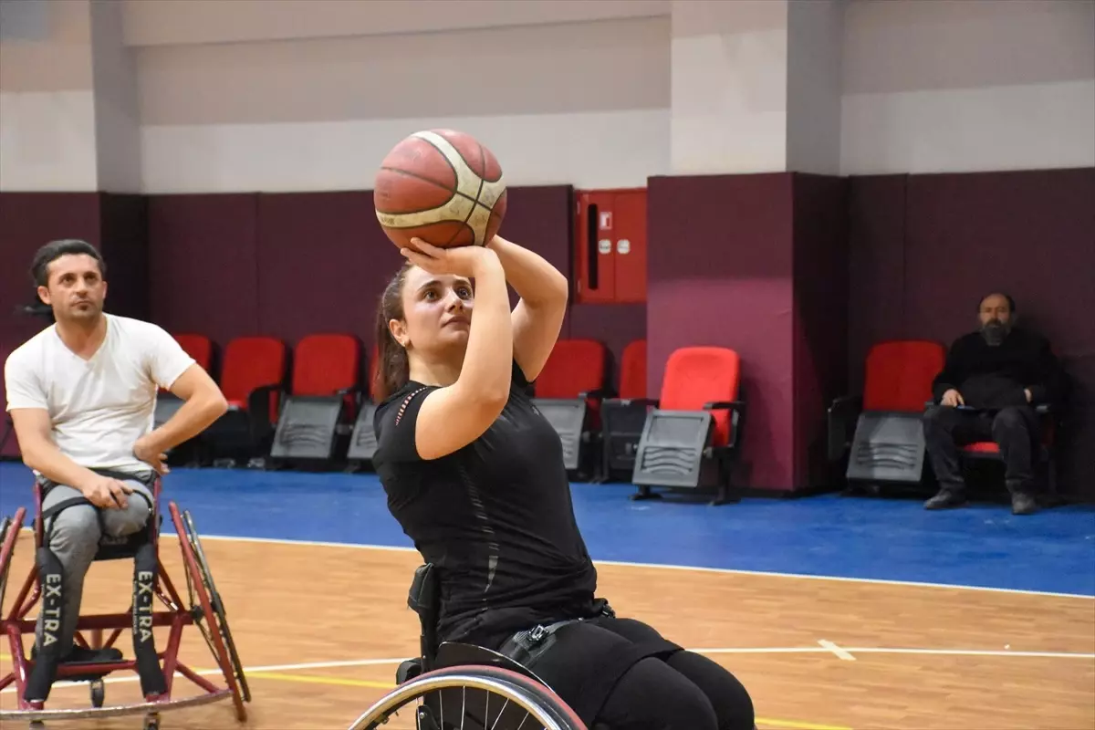 Tekerlekli Sandalye Basketbol Milli Takımı\'na Seçilen Hanımzer Melet