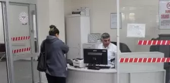 Ampute Memur, Tek Eliyle Hastalara Yardımcı Oluyor