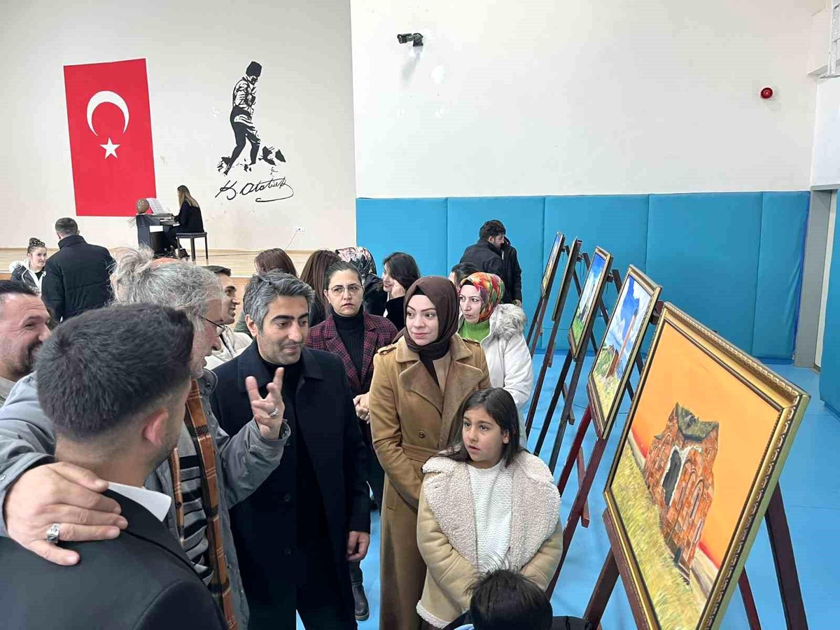 Sarıkamış\'ta öğrenciler tarafından hazırlanan resimler sergilendi