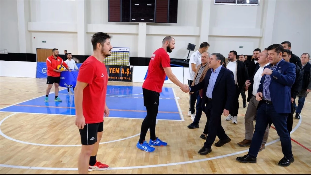 Şırnak Valisi Cevdet Atay, Cizre Belediyespor Erkek Voleybol Takımı\'nı ziyaret etti