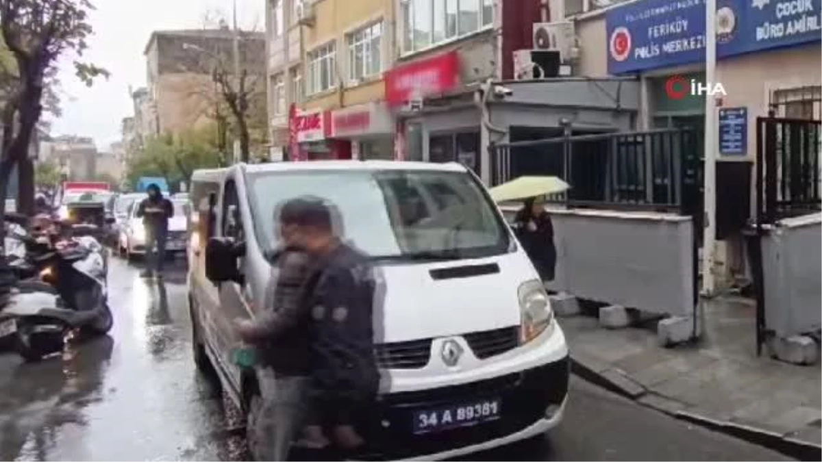 Şişli\'de kadının çantasını çalan kapkaççılar kamerada