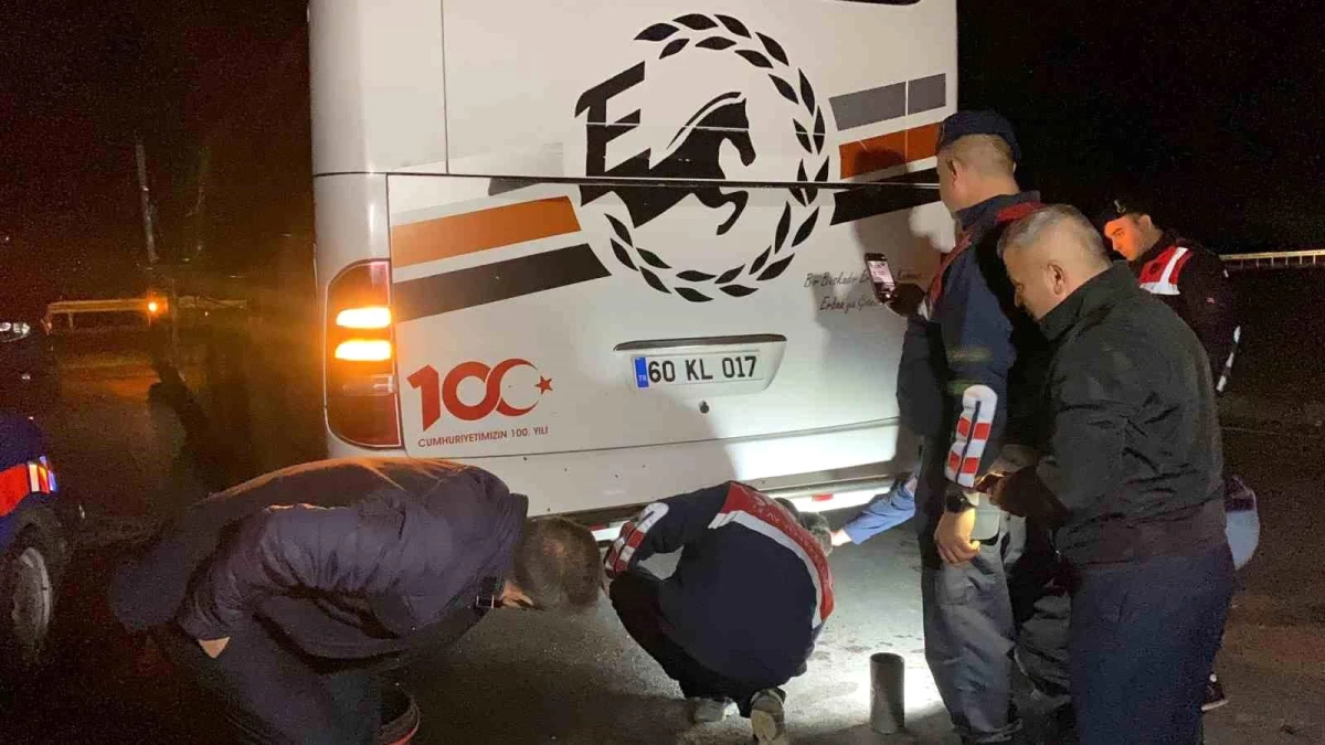 Tokat\'ın Erbaa ilçesinde yolcu otobüsüne tüfekle ateş açıldı