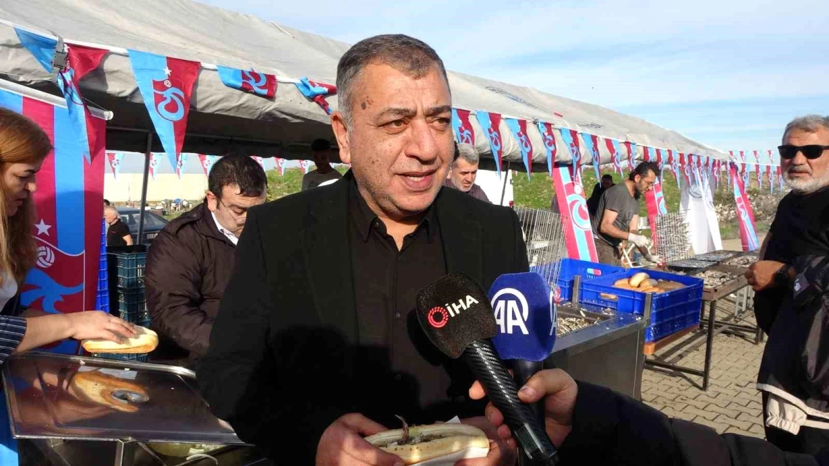 Trabzonspor Başkanı Ertuğrul Doğan, taraftarlara hamsi ikram etti