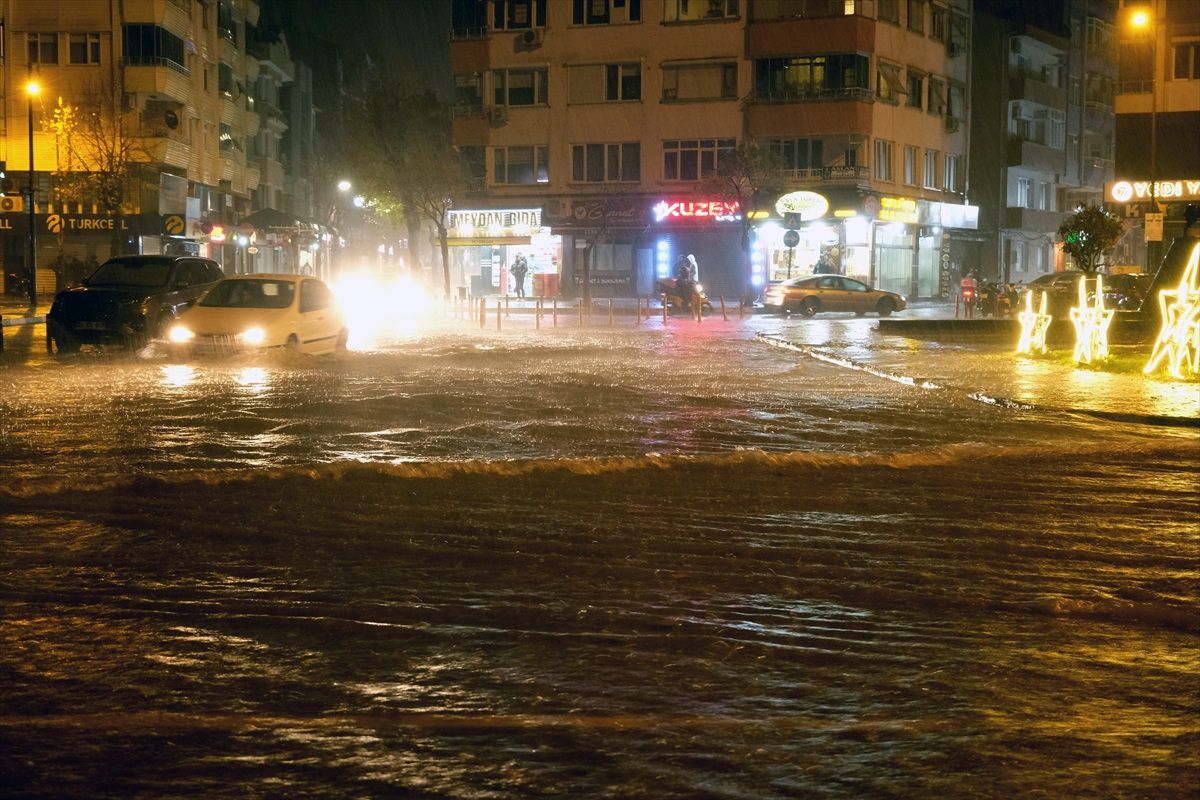 Edirne ve Kırklareli\'nde şiddetli sağanak
