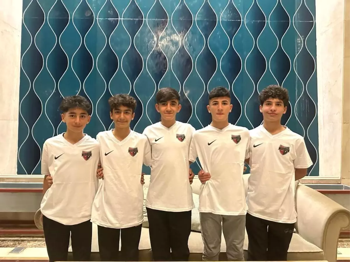 Van Büyükşehir Belediyespor U-14 Futbol Takımı\'ndan 5 sporcu milli takım bölge karmasına seçildi