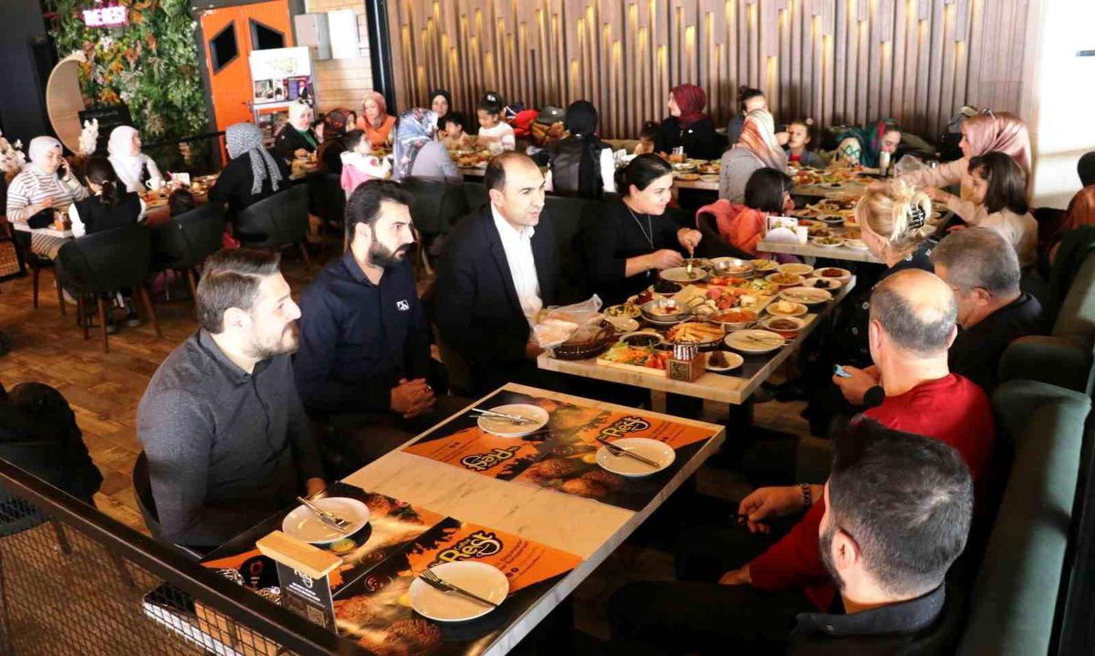 Van\'da bir kafe, rehabilitasyon merkezinde kalan bedensel engelli bireyleri ağırladı
