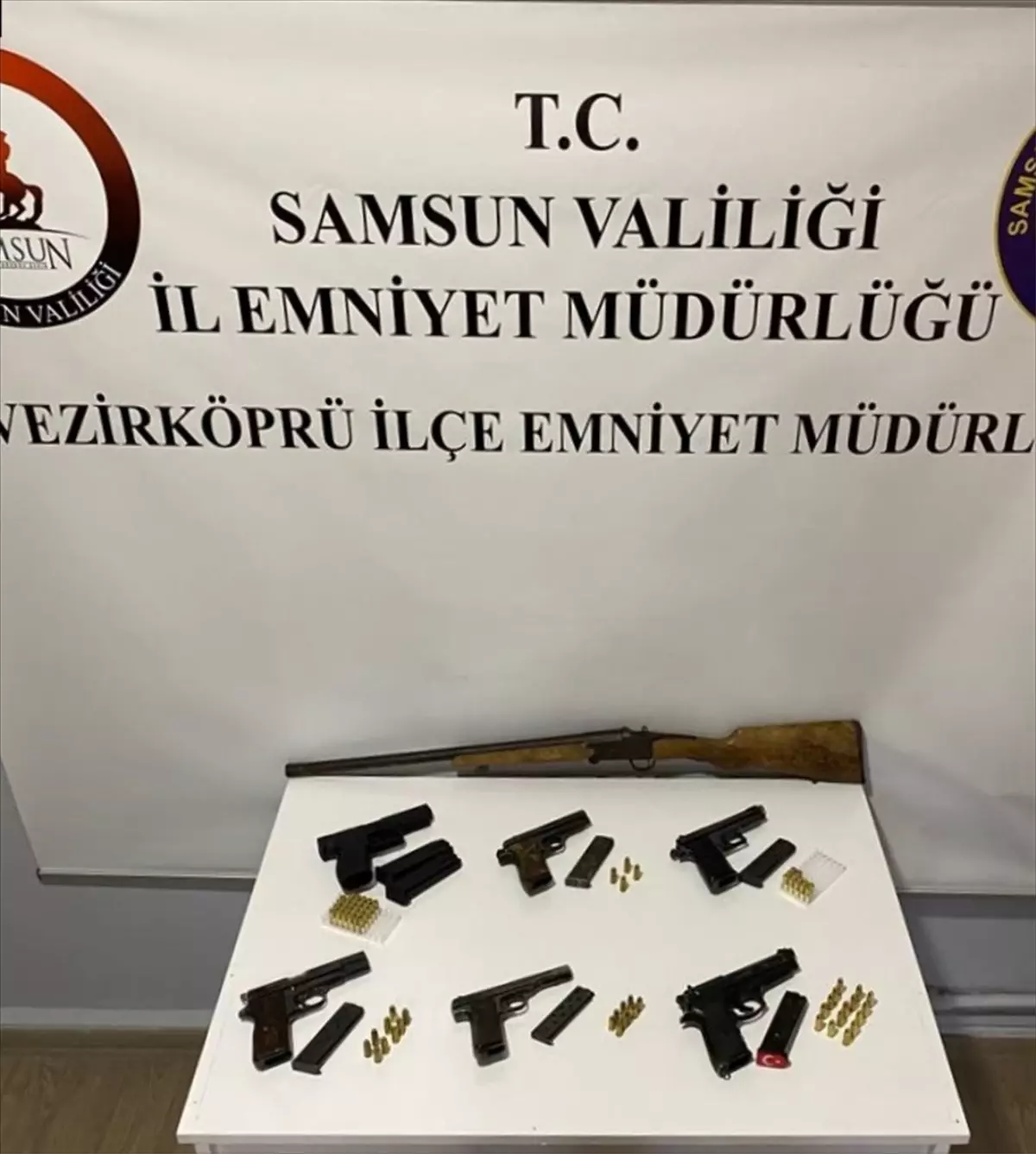 Vezirköprü\'de Ruhsatsız Tabanca Operasyonu: 6 Gözaltı