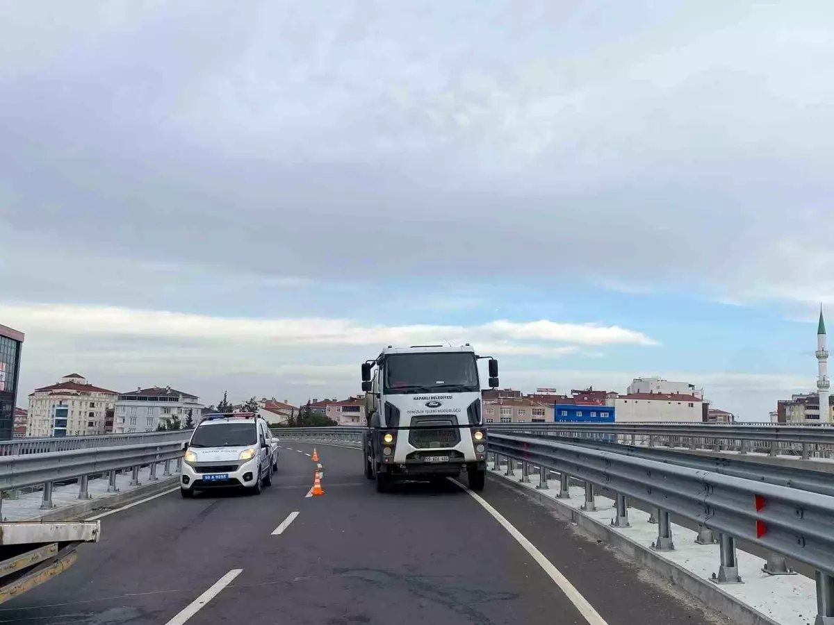 Tekirdağ\'da otomobil virajda kontrolden çıkarak refüje çarptı