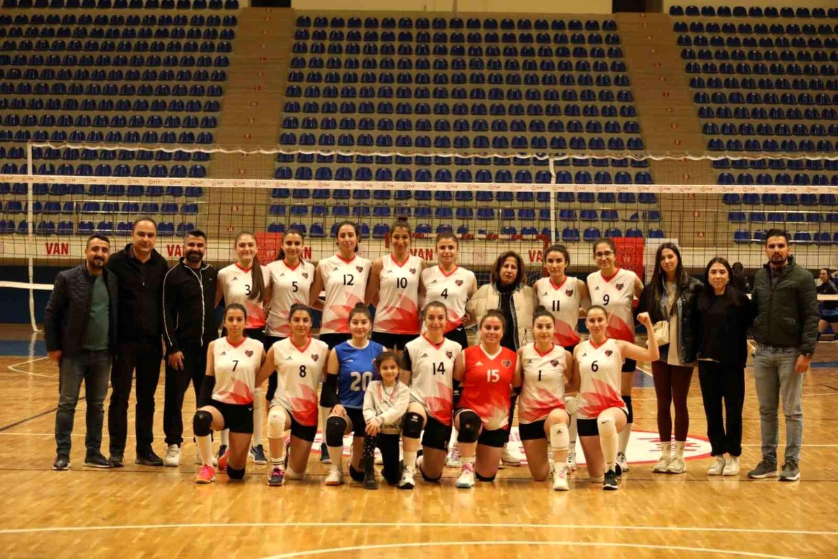 Van Büyükşehir Belediye Spor Kadın Voleybol Takımı İpekyolu\'nu 3-0 yendi
