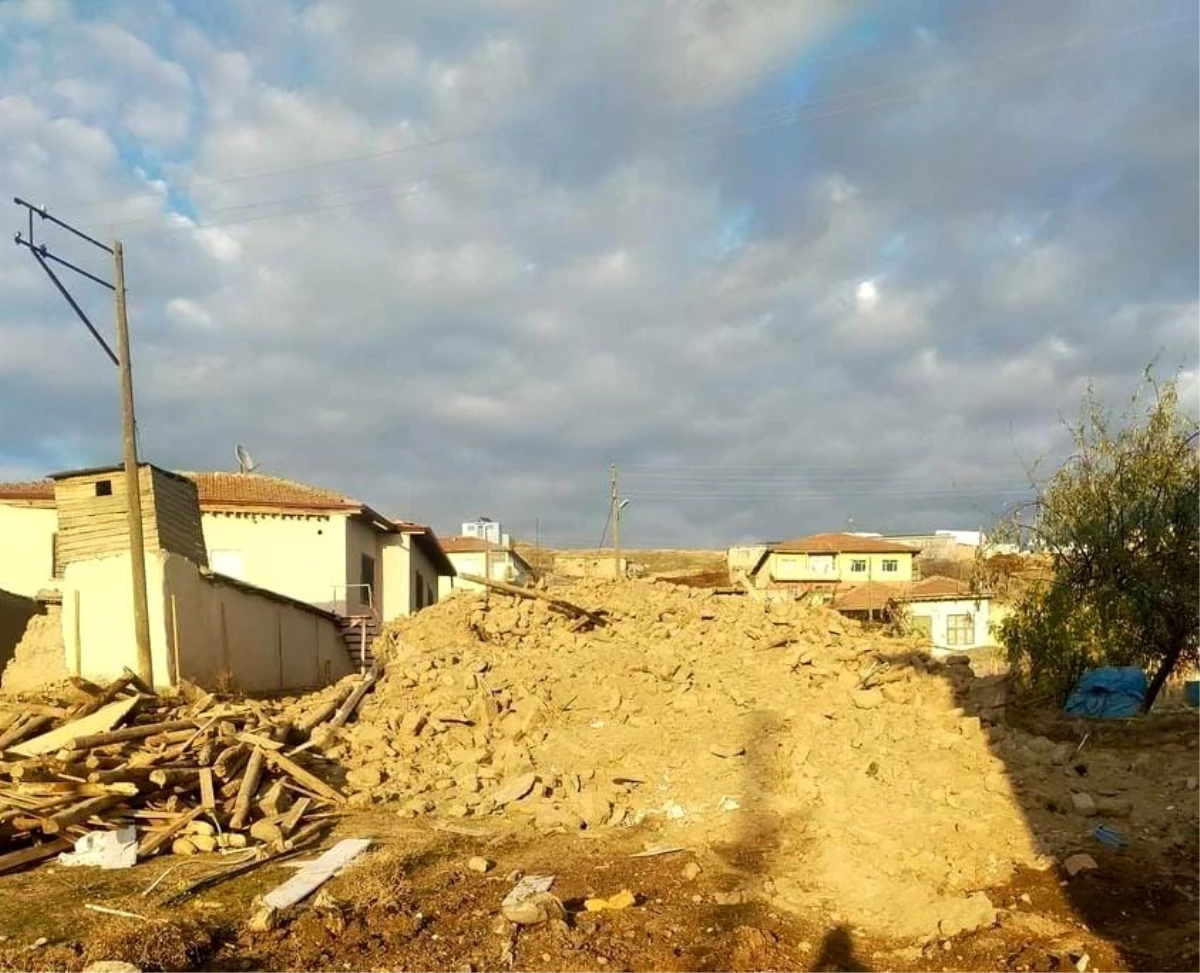 Yazıhan\'da deprem hasarlı evlerin yıkımı sürüyor