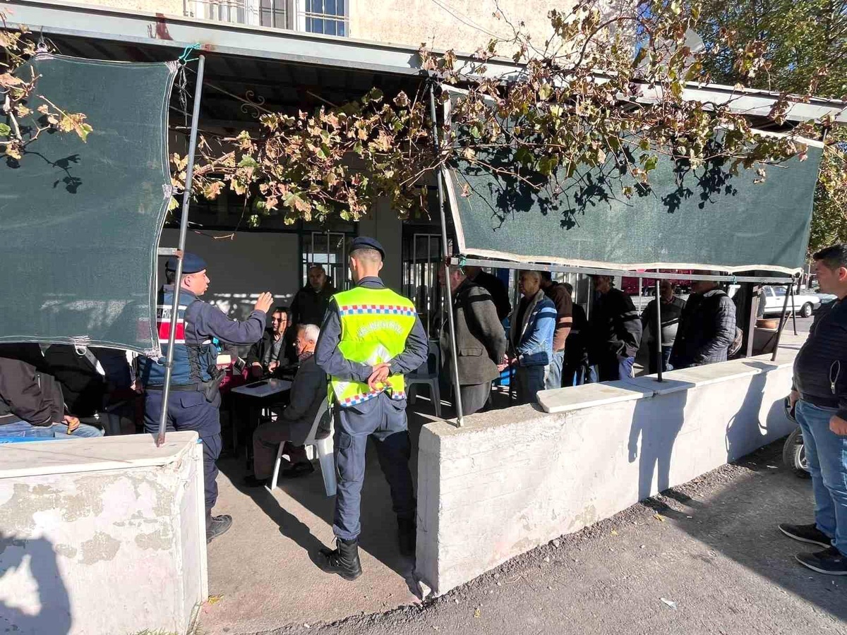Aydın İl Jandarma Komutanlığı Zeytin Hırsızlığına Karşı Vatandaşları Bilgilendirdi