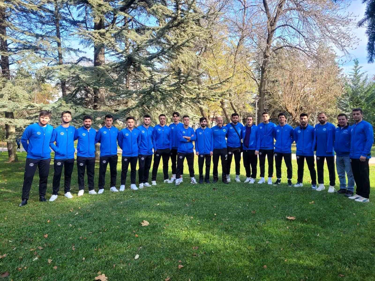 Anadolu Üniversitesi Futbol Takımı Türkiye Şampiyonası\'na katılmak için mücadele edecek