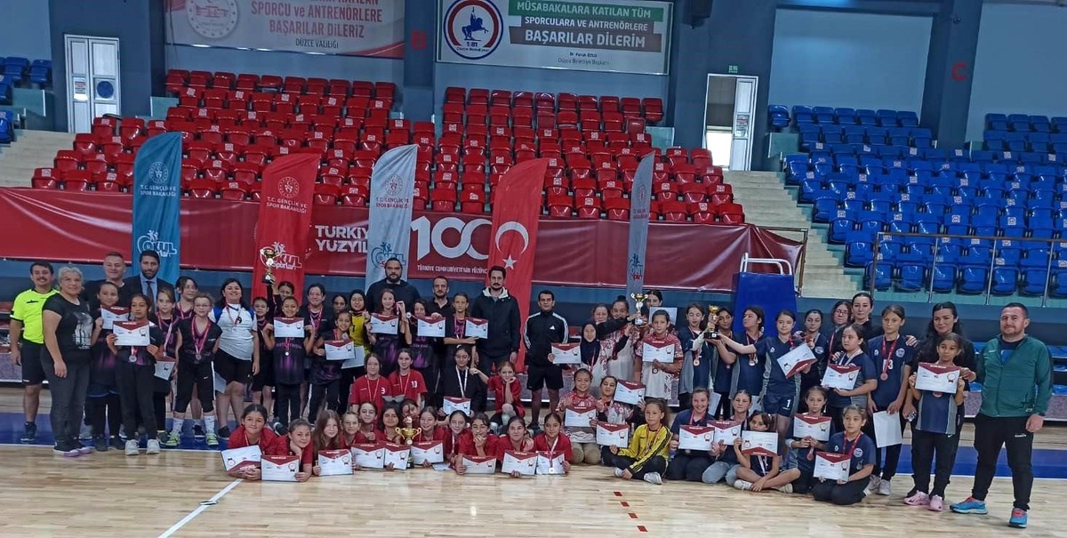 Azmimilli Ortaokulu Küçükler Kız Hentbol Müsabakalarında Şampiyon Oldu