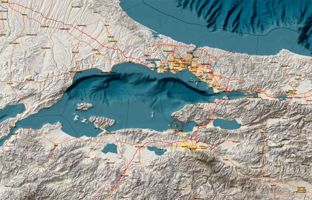 Marmara\'daki 5.1\'lik depremin bilançosu: 2 kişi yaralandı, 3 binada çatlak var