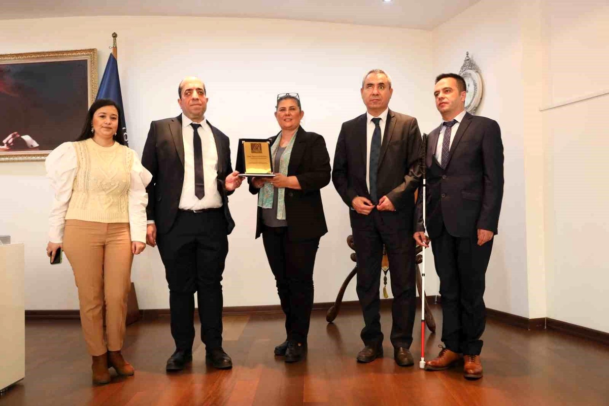 Altı Nokta Körler Derneği Başkanı, Aydın Büyükşehir Belediye Başkanı\'na teşekkür ziyaretinde bulundu