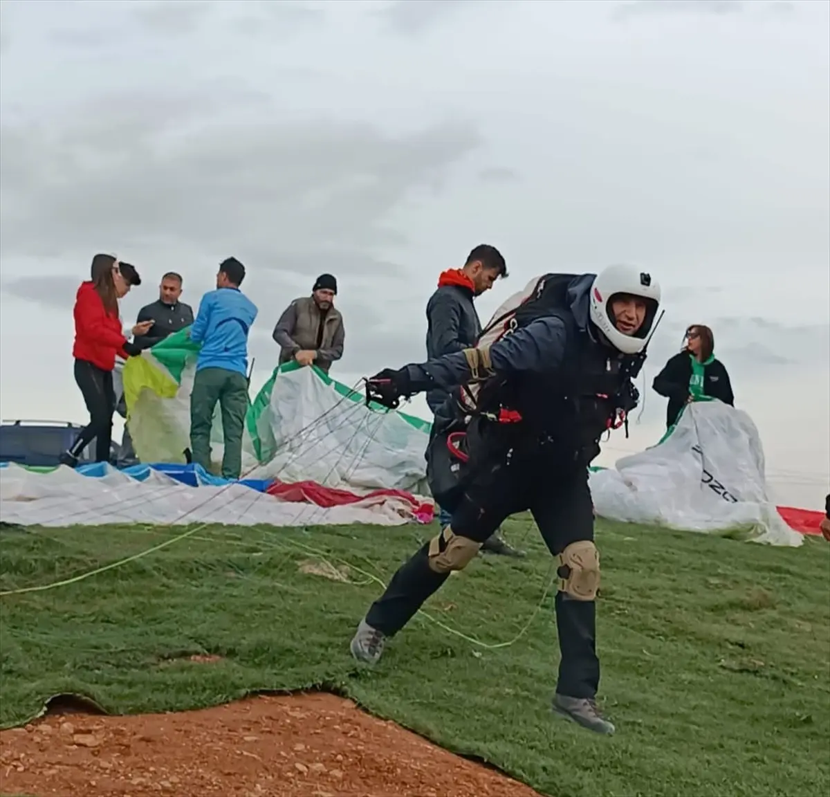 Bitlis Eren Üniversitesi Havacılık Kulübü Siirt\'te Yamaç Paraşütü Etkinliği Düzenledi