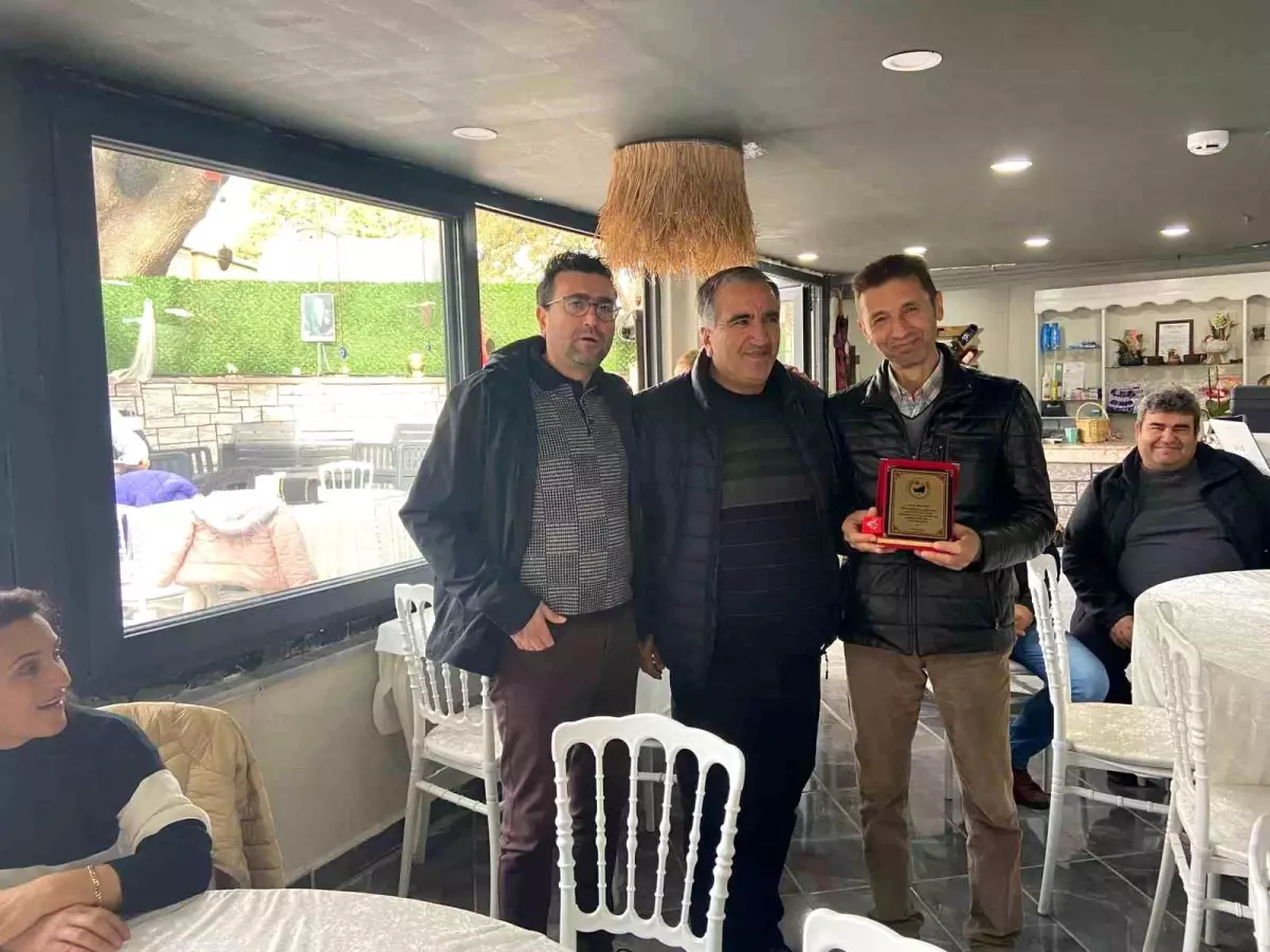 Burhaniye\'de Hasan öğretmene plaketli uğurlama