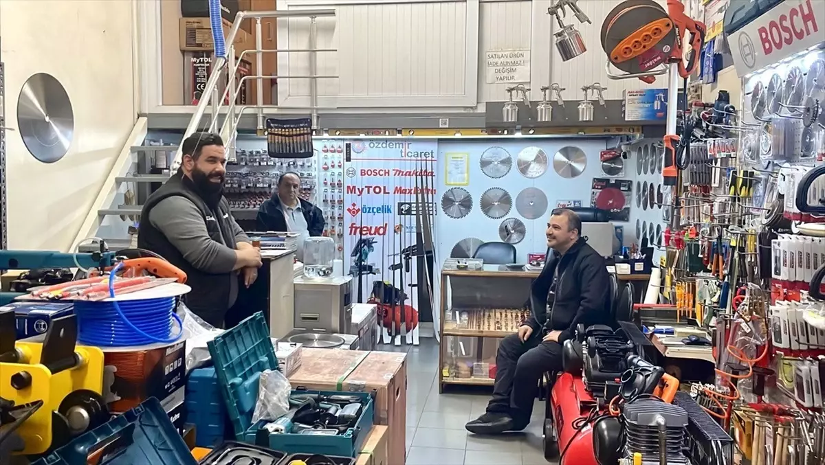 Bursa\'da bir kişi deprem sırasında dışarı koşarken çayını bırakmadı