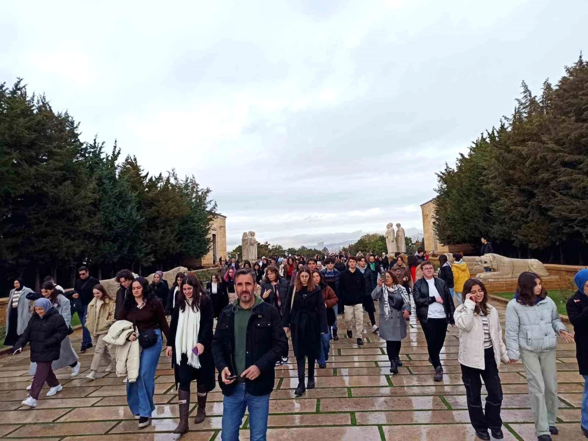 İzmit Belediyesi Çınar Akademi öğrencileri Anıtkabir\'i ziyaret etti