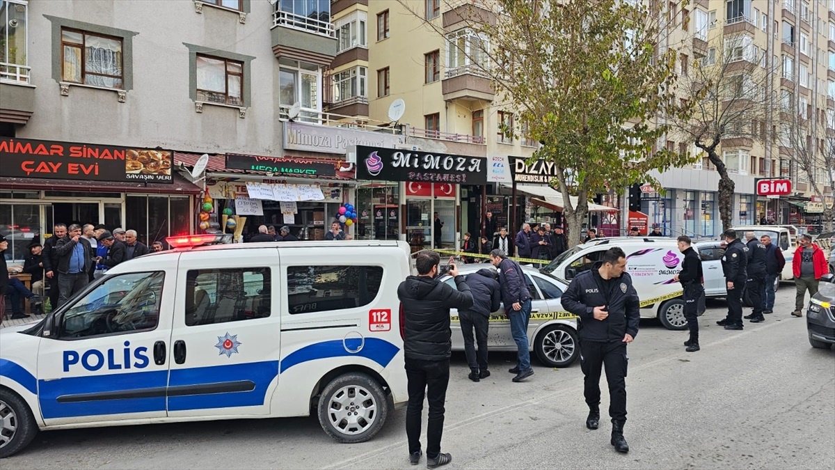 Çorum\'da kaldırımda yürüyen kişi silahlı saldırıya uğradı