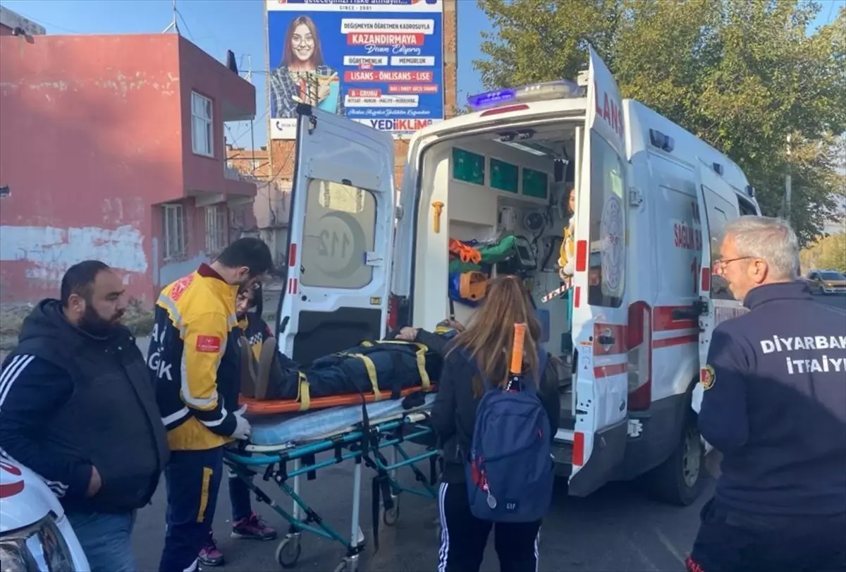 Diyarbakır\'da taksinin otobüse çarpması sonucu 2 kişi yaralandı