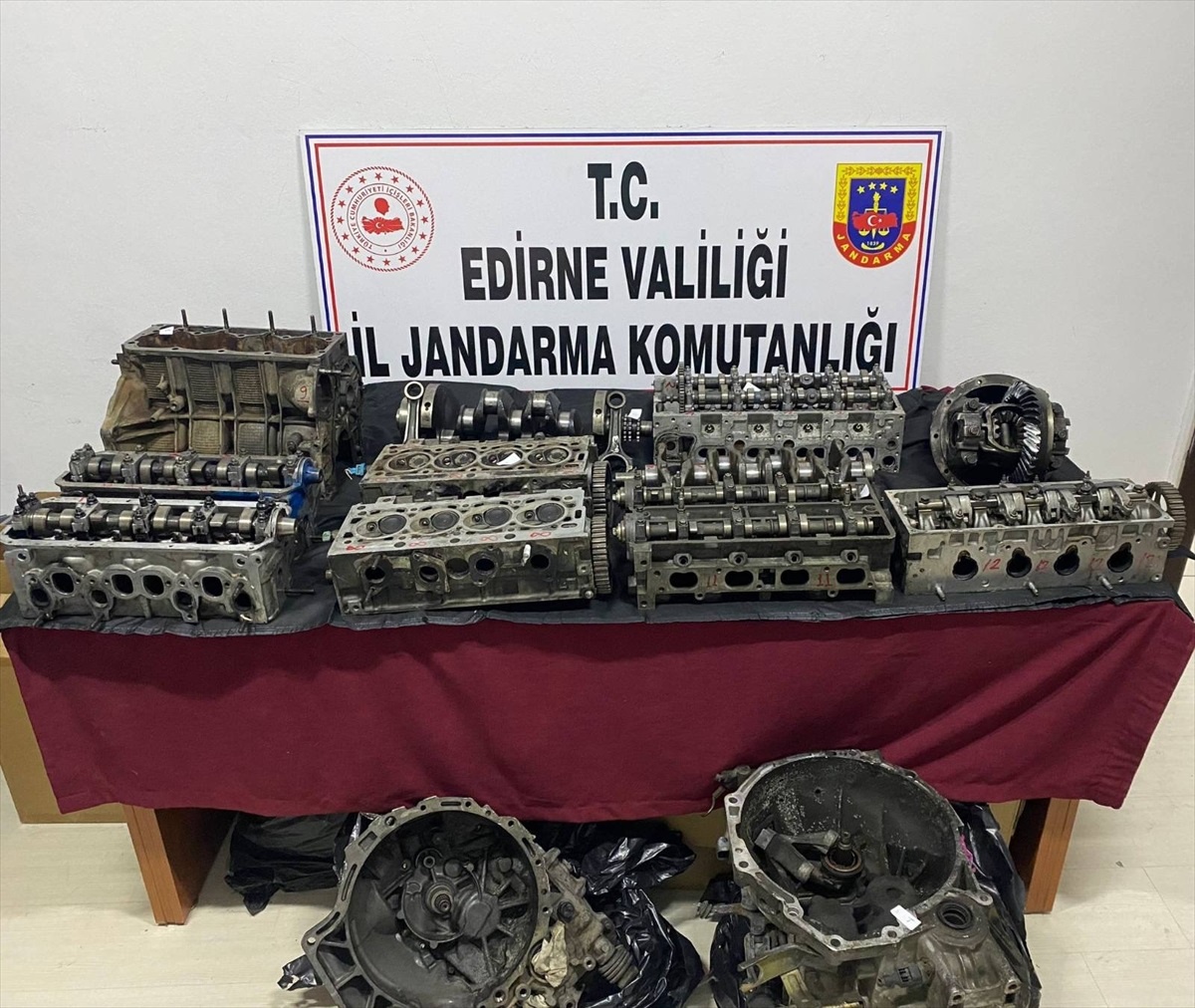 Edirne\'de jandarma ekipleri tarafından gümrük kaçağı oto yedek parçaları ele geçirildi