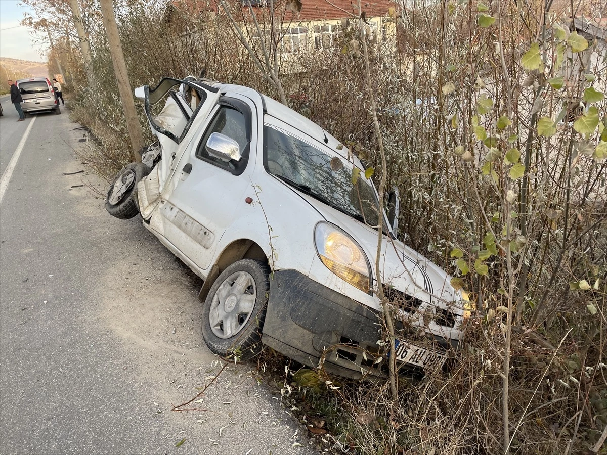 Elazığ\'da hafif ticari araç ile panelvanın çarpışması sonucu 5 kişi yaralandı
