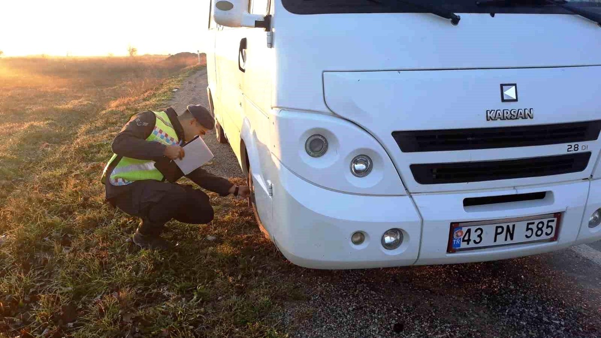 Hisarcık\'ta okul servis araçlarına kış lastiği denetimi