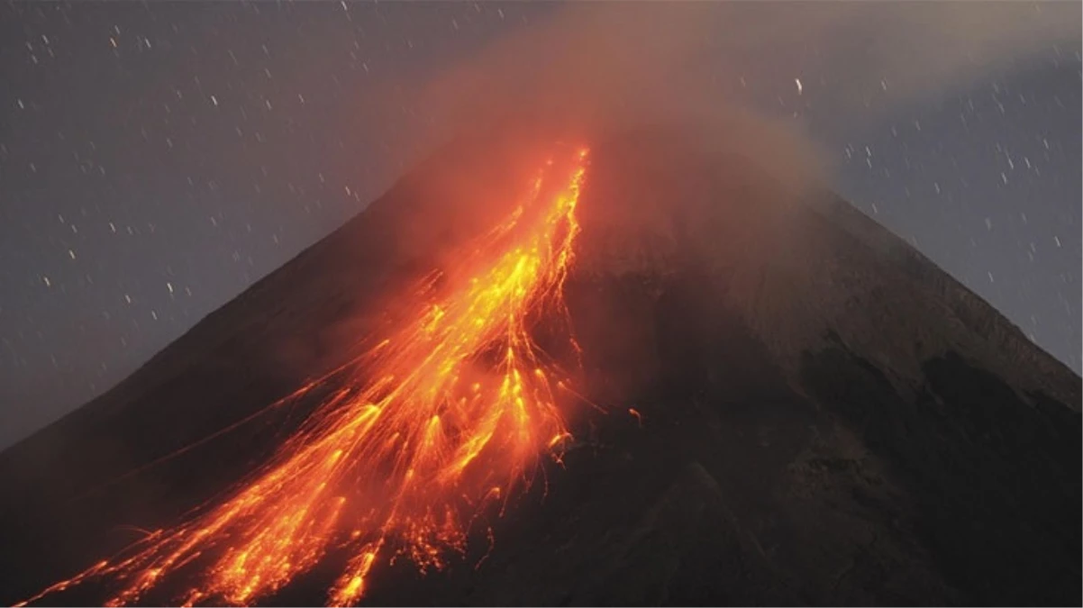 Endonezya\'da yanardağ patladı: 11 dağcı öldü, 12 dağcı kayıp