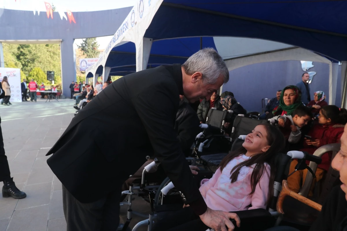 Şahinbey Belediyesi\'nden 137 engelli vatandaşa akülü ve manuel tekerlekli sandalye