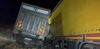 Eskişehir'de kafa kafaya çarpışan kamyonet ile TIR kazasında 2 kişi hayatını kaybetti