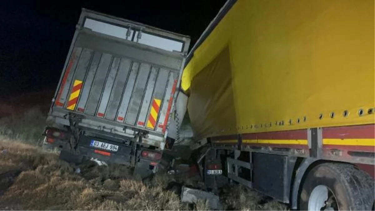 Eskişehir\'de kafa kafaya çarpışan kamyonet ile TIR kazasında 2 kişi hayatını kaybetti
